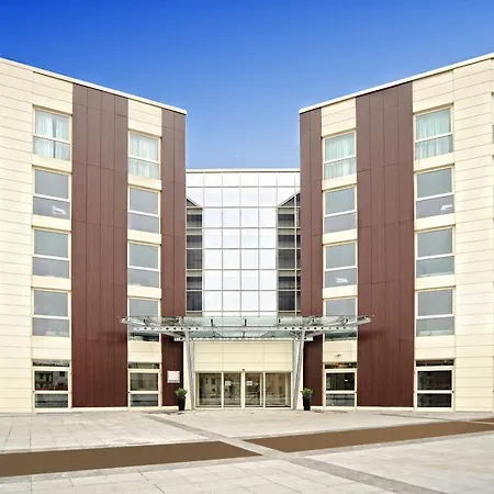 Idea Milano Malpensa Airport מלון 4*